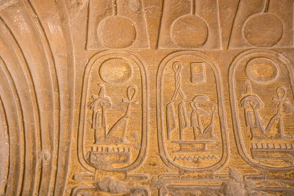 Rysunki i obrazy na ścianach starożytnych egipskich temp — Zdjęcie stockowe
