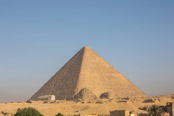 Die große Pyramide mit blauem Himmel — Stockfoto