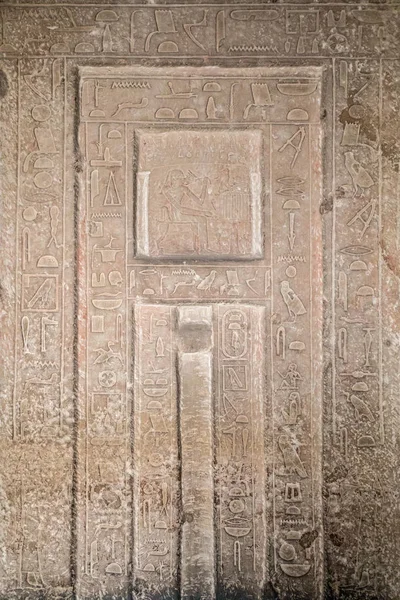Rysunki i obrazy na ścianach starożytnych egipskich temp — Zdjęcie stockowe
