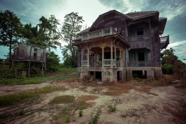 Заброшенный старый дом — стоковое фото