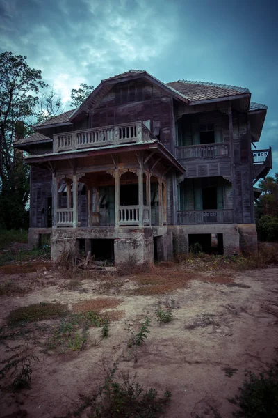 버려진된 오래 된 집 — 스톡 사진
