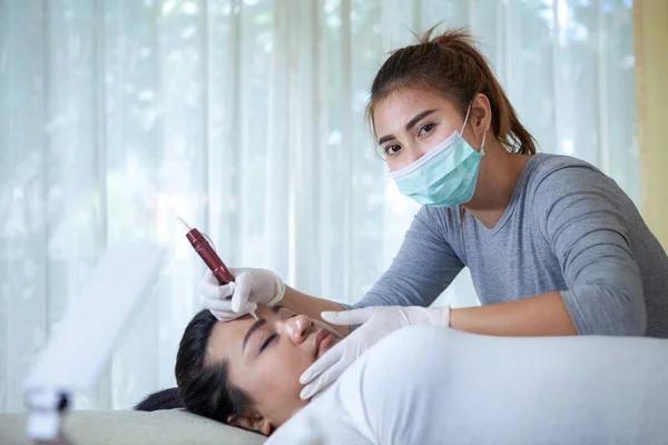 Maquillaje profesional aplicando en la ceja — Foto de Stock