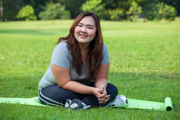 Feliz grasa asiática mujer posando al aire libre —  Fotos de Stock