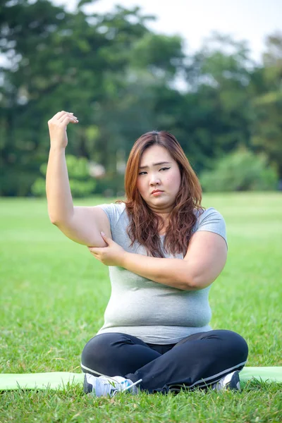 Ásia gordura mulher verificando ela braço gordura — Fotografia de Stock