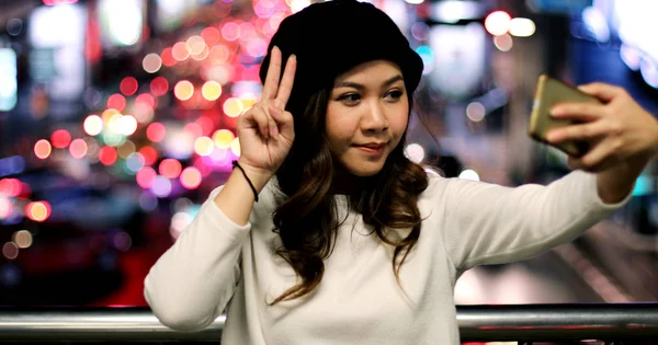 Felice donna asiatica prendendo selfie gioioso e felice sorridente — Foto Stock