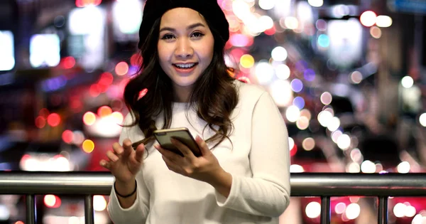 Jonge Aziatische vrouw met behulp van haar mobiele telefoon — Stockfoto