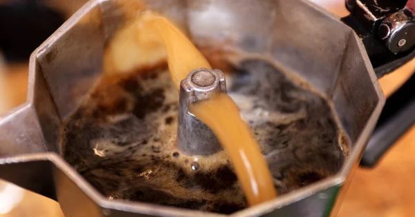 Primer plano de café espresso recién filtrado espumoso en moka esp —  Fotos de Stock