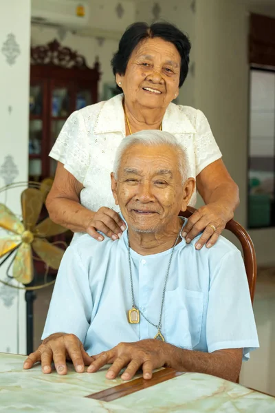Старшая женщина делает массаж своему мужу — стоковое фото