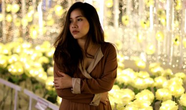 Yalnız Asyalı kadın, gece açık