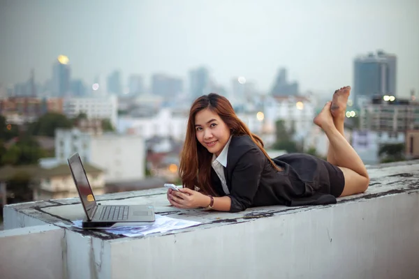 Woman using her mobile phone — Stock Photo, Image