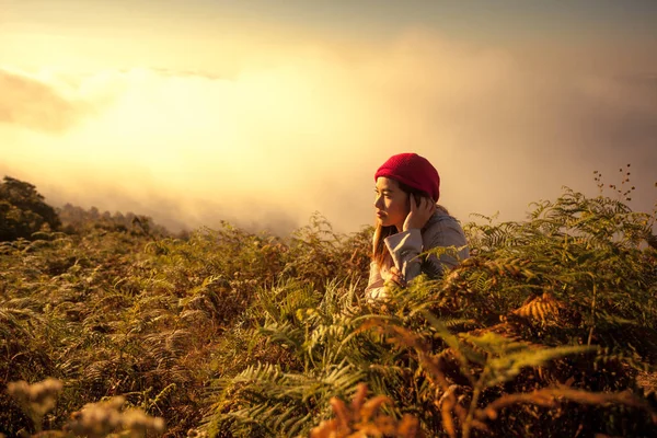 Молода жінка на скелі з видом на гори — стокове фото