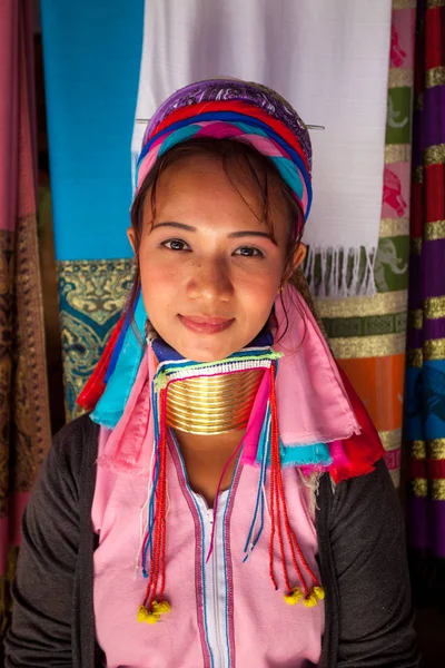 Mulher de pescoço longo em trajes tradicionais — Fotografia de Stock