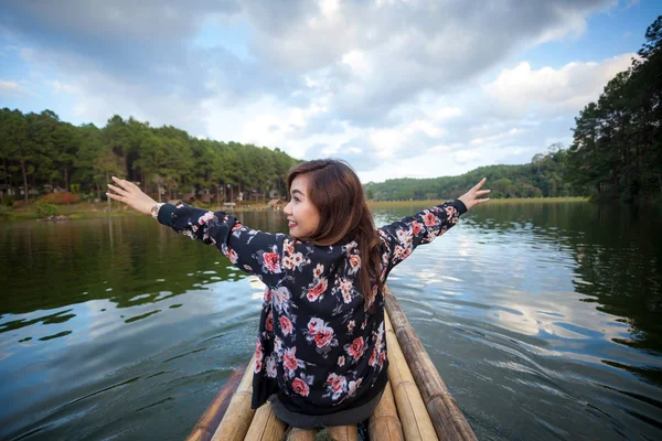 Feliz jovem viajante mulher levantada braço para cima — Fotografia de Stock