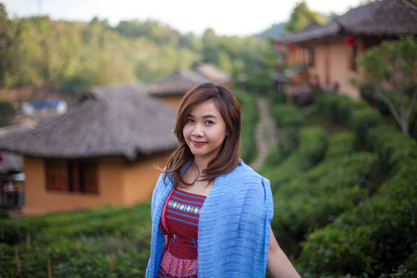 年轻的亚洲女人摘茶树叶 — 图库照片