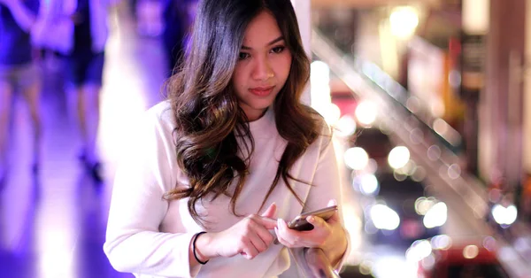 Young asian woman using her mobile phone — Stock Photo, Image