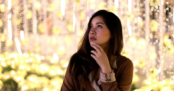 Mujer asiática solitaria, al aire libre en la noche —  Fotos de Stock