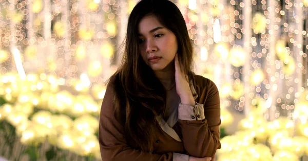 Solitario asiatico donna all'aperto in notte — Foto Stock