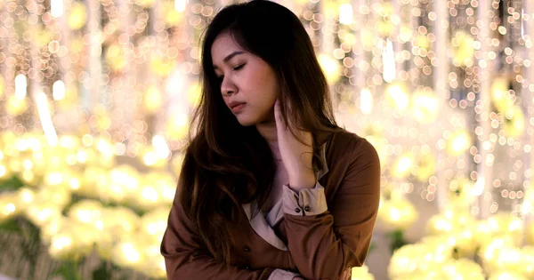 Mujer asiática solitaria, al aire libre en la noche — Foto de Stock