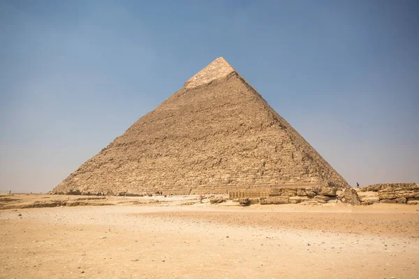 Den stora pyramiden med blå himmel — Stockfoto