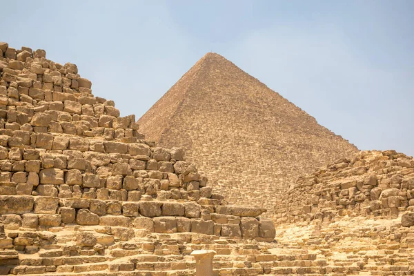 De Grote Pyramide met blauwe lucht — Stockfoto