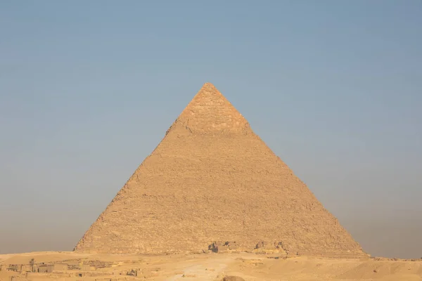 La grande piramide con cielo blu — Foto Stock