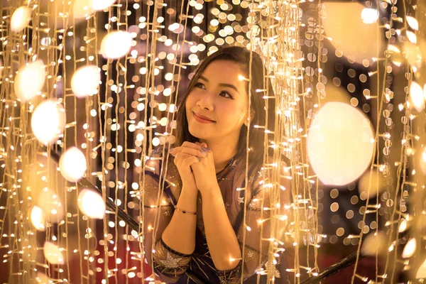 Solitaire asiatique femme, en plein air dans la nuit — Photo