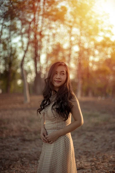 Young asian woman in an autumn park — Stock Photo, Image