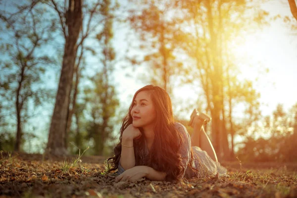 秋の公園で若いアジア人女性 — ストック写真