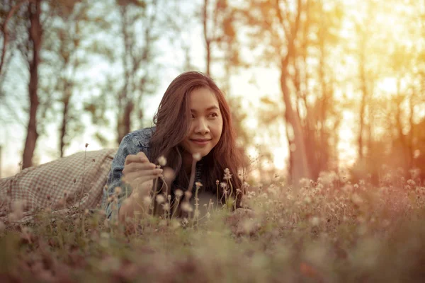 Jonge aziatische vrouw in een herfst park — Stockfoto