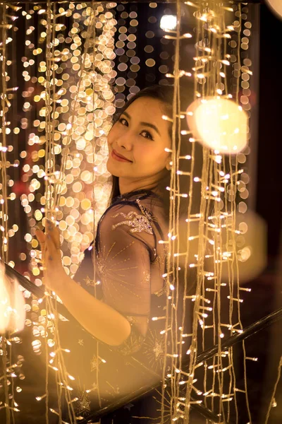 Mujer asiática solitaria, al aire libre en la noche — Foto de Stock