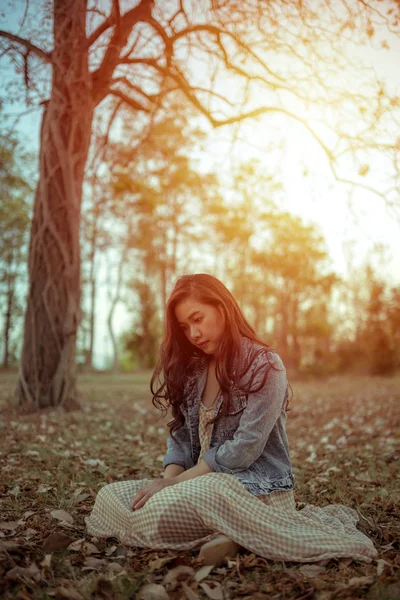 Giovane donna asiatica in un parco d'autunno — Foto Stock