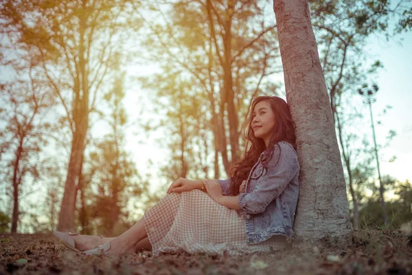 Young asian woman in an autumn park — Stockfoto