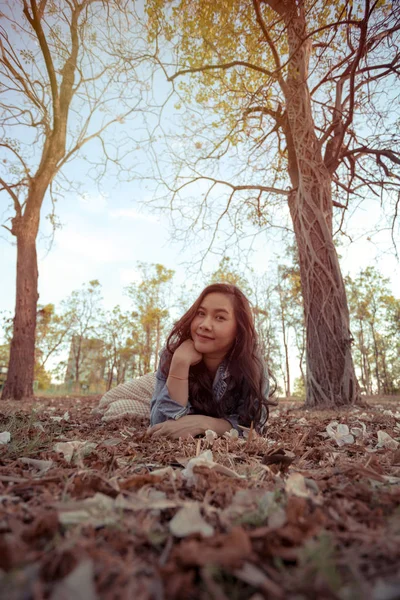 Young asian woman in an autumn park — Stock Photo, Image