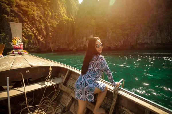 Jovem mulher asiática postando na baía Maya — Fotografia de Stock