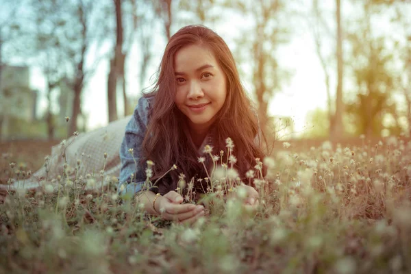 Młoda Azjatka w jesiennym parku — Zdjęcie stockowe