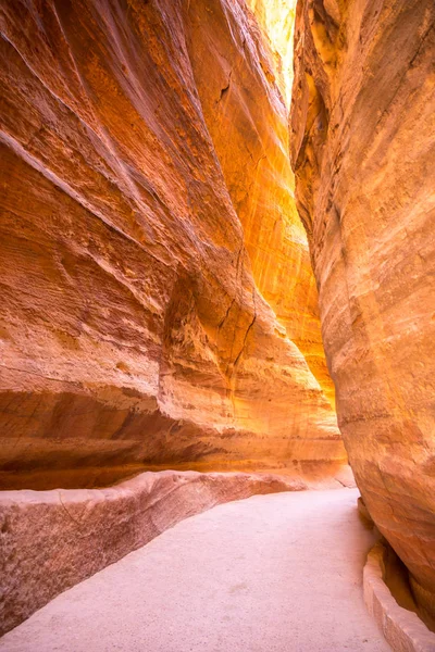 El Siq, la estrecha entrada del cañón de ranura a la Petra —  Fotos de Stock