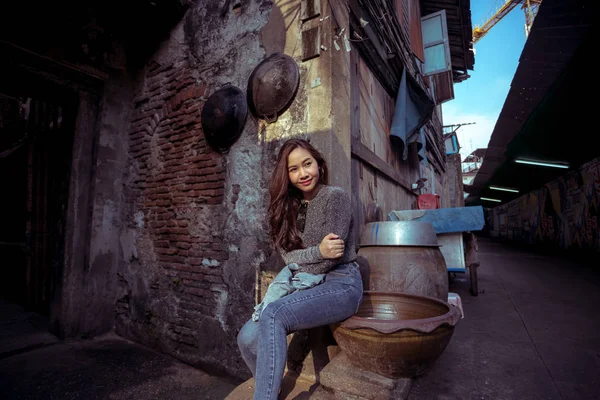 Jovem bonita hipster mulher asiática — Fotografia de Stock
