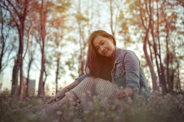 Jonge aziatische vrouw in een herfst park — Stockfoto