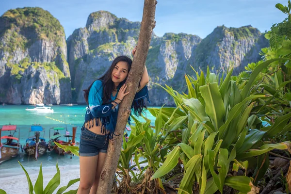 Joven mujer asiática publicando en la bahía Maya —  Fotos de Stock