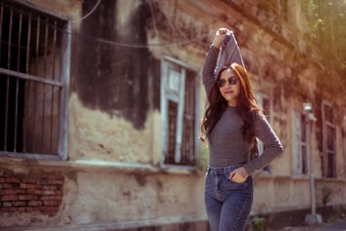 Genç, güzel Asyalı hippi kadın.