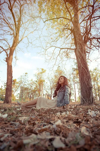 Joven asiática mujer en un otoño parque — Foto de Stock