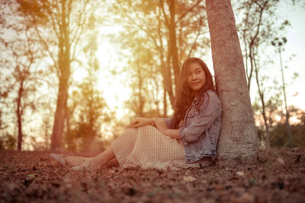 Jonge aziatische vrouw in een herfst park — Stockfoto