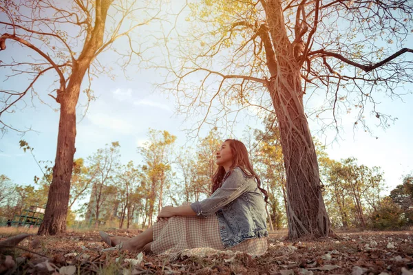 Jovem mulher asiática em um parque de outono — Fotografia de Stock