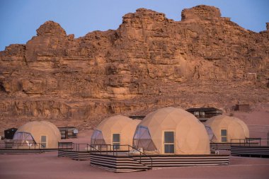 Wadi Rum Çölü, Ürdün 'deki Mars Kubbesi' nin üzerindeki yıldızlar.