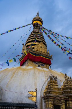 Swayambhunath veya Monkey tapınağı Katmandu, Nepal'de bir tepenin üzerinde eski bir dini mimari
