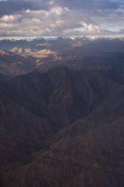 Leh Ladakh, Hindistan'da bulutlar üzerinde Himalaya dağları