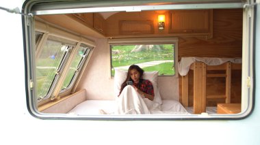 Yaz günü bir karavanda güzel bir Asyalı kadın.