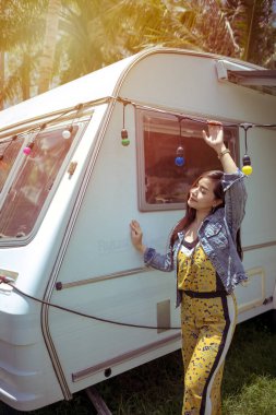 Yaz günü bir karavanda güzel bir Asyalı kadın.