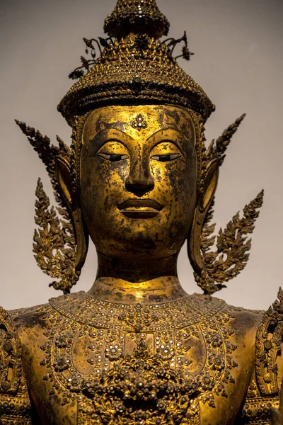 Статуя Будды Чёрном Фоне — стоковое фото