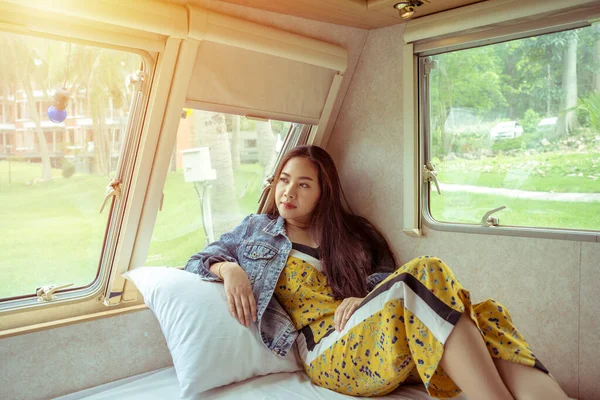 Hermosa Joven Asiática Mujer Una Caravana Día Verano —  Fotos de Stock